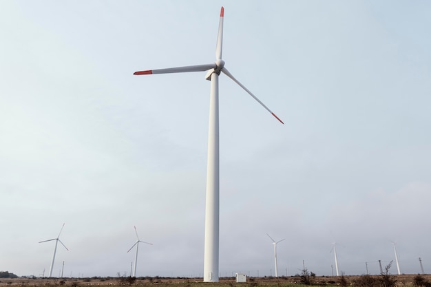 Vista frontal de la turbina eólica en el campo que genera energía