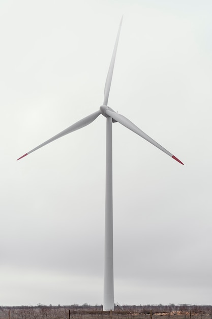 Foto gratuita vista frontal de la turbina eólica en el campo.