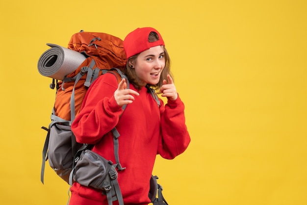 Vista frontal turista joven loco con mochila y gorra roja