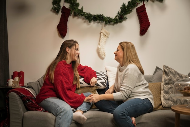 Vista frontal de la unión de madre e hija