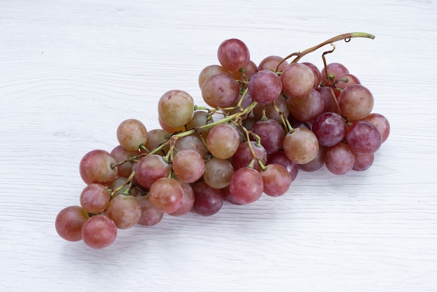 Vista frontal de uvas frescas en blanco
