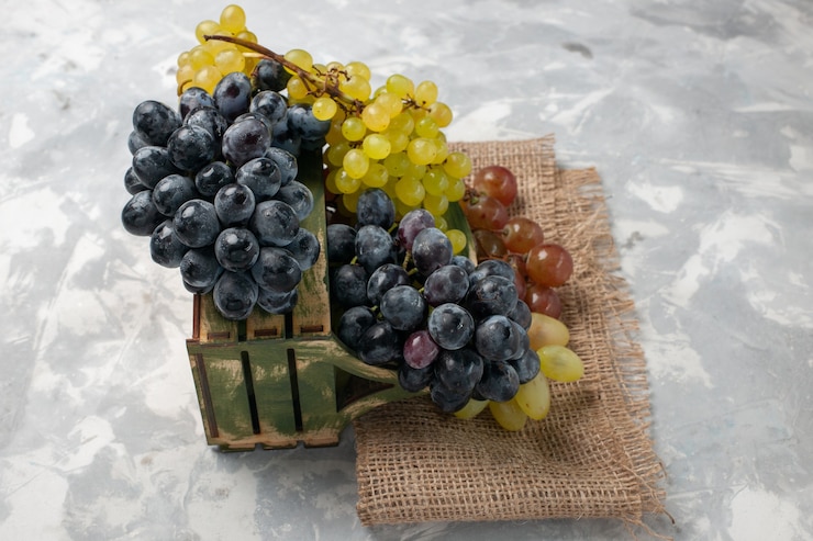 Foto gratuito vista frontal de uvas frescas frutas jugosas y suaves en el escritorio blanco