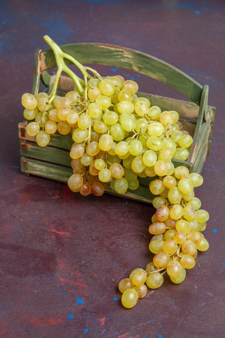 Foto gratuito vista frontal uvas frescas frutas verdes y maduras en la superficie oscura uva de vino fruta madura planta de árbol fresco