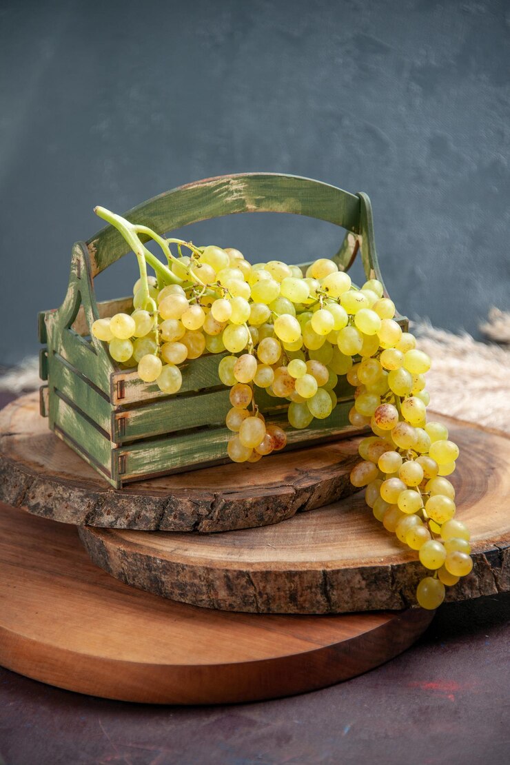 Foto gratuito vista frontal uvas frescas frutas verdes y maduras en la superficie oscura uva de vino fruta madura planta de árbol fresco