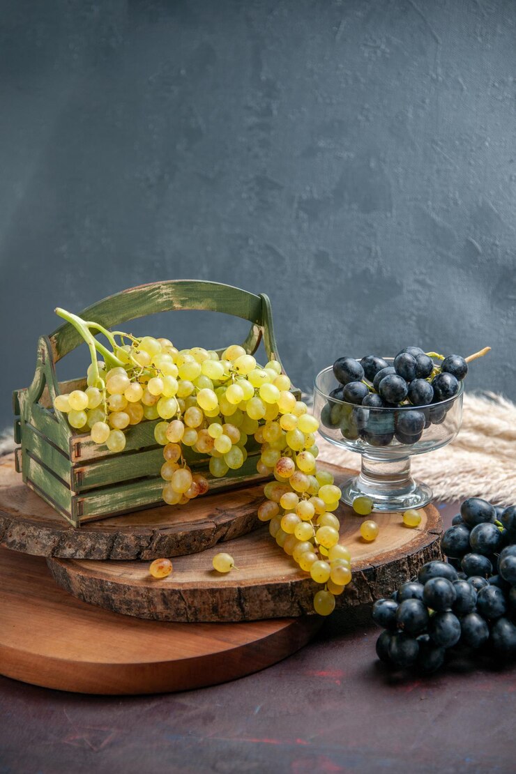 Foto gratuito vista frontal uvas frescas frutas verdes y maduras en la superficie oscura uva de vino frutas maduras planta de árbol fresco