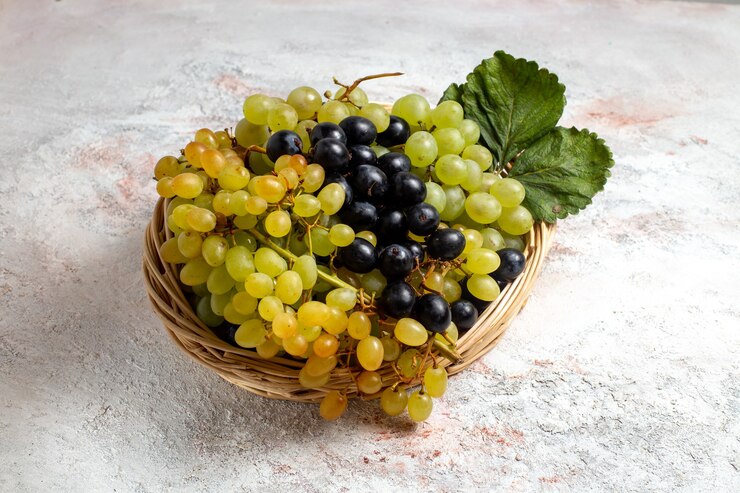 Foto gratuito vista frontal de uvas melosas frescas dentro de la cesta en el espacio en blanco