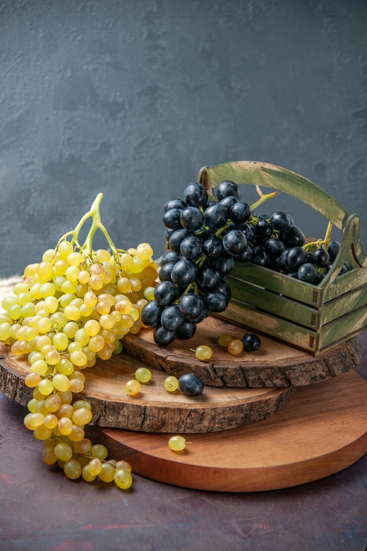 Foto gratuito vista frontal de uvas suaves frescas frutas oscuras y verdes en la superficie oscura uva de vino fruta madura planta de árbol fresco