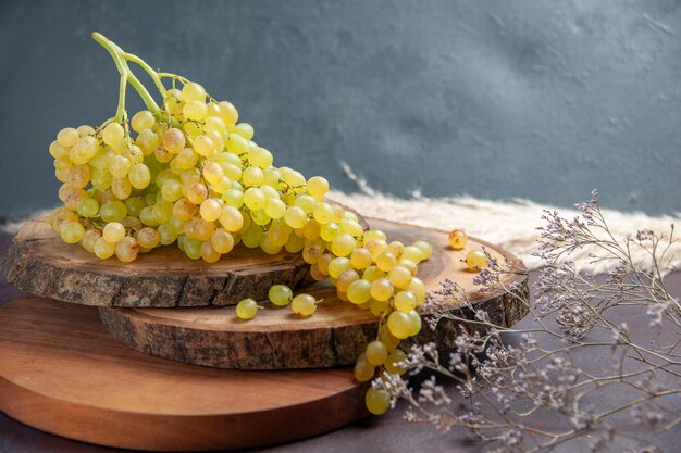 Vista frontal de uvas suaves frescas frutas verdes sobre superficie oscura uva de vino fruta madura planta de árbol fresco