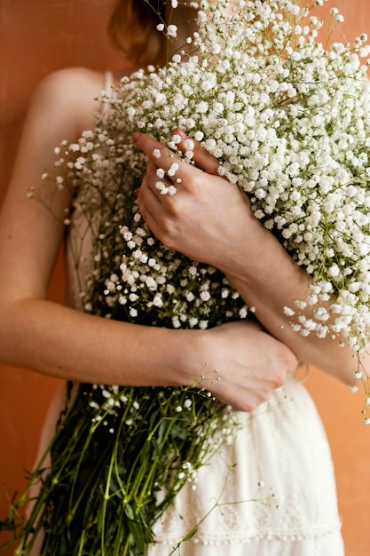 Vista frontal, de, valor en cartera de mujer, ramo de flores