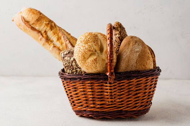 Vista frontal de varios pan blanco y grano entero en la cesta