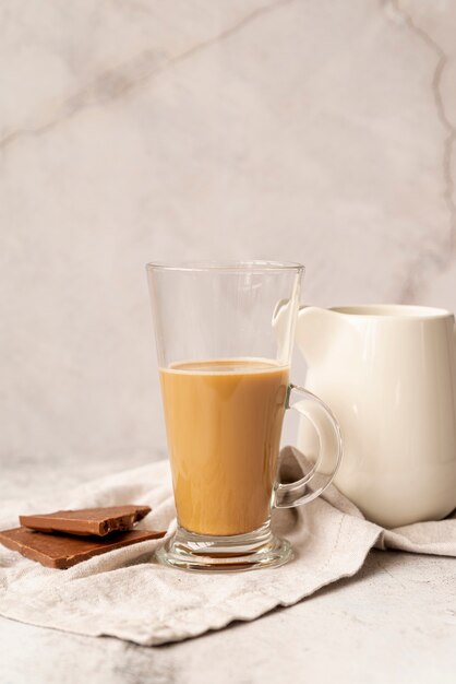 Vista frontal vaso de café con leche con chocolate