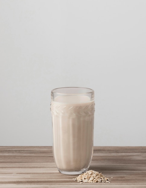 Vista frontal del vaso de leche con avena