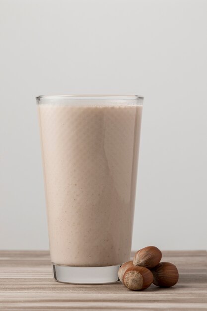 Vista frontal del vaso de leche con nueces