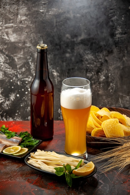 Vista frontal de un vaso de oso con cips de queso y pescado en un aperitivo ligero vino foto color alcohol