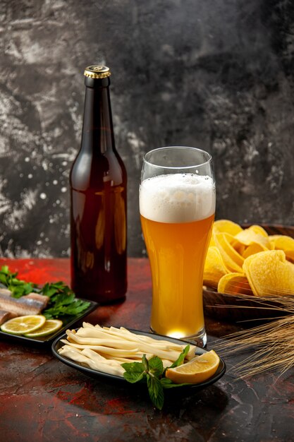 Vista frontal de un vaso de oso con cips de queso y pescado en un bocadillo oscuro, vino, foto, color, alcohol