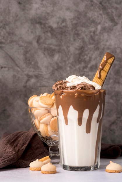 Vista frontal del vaso de postre con chocolate y copia espacio