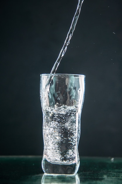 Foto gratuita vista frontal de un vaso de refresco en una bebida oscura, color, champán, agua de navidad