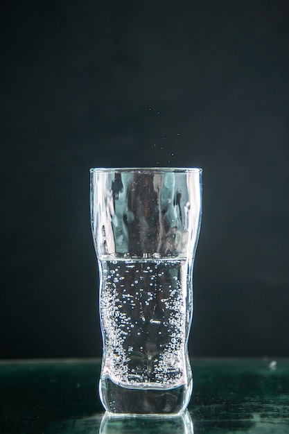 Vista frontal vaso de refresco en bebida oscura foto color champán alcohol de navidad