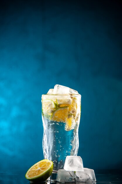 Vista frontal de un vaso de refresco con rodajas de limón en azul foto champagne agua cóctel bebida limonada