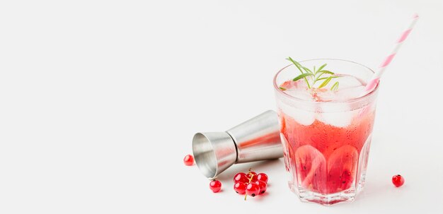 Vista frontal del vaso de vodka de arándano con hielo y espacio de copia