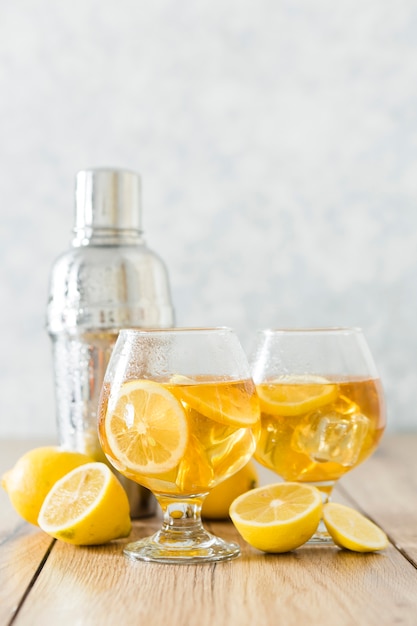 Vista frontal de vasos con bebida de limón y agitador