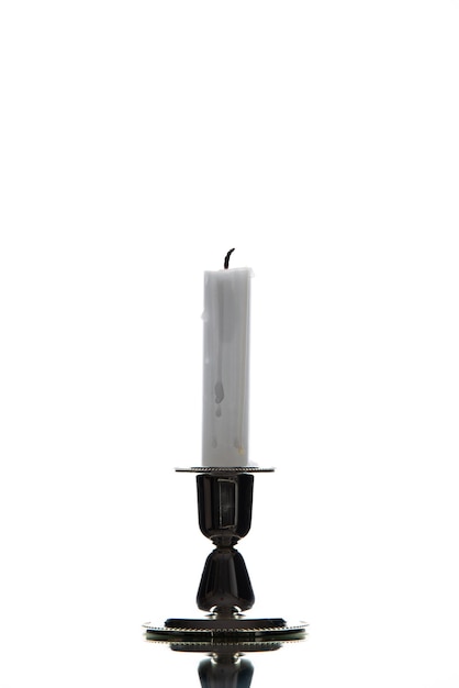 Vista frontal de la vela blanca sobre blanco