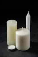 Foto gratuita vista frontal de velas blancas sobre negro