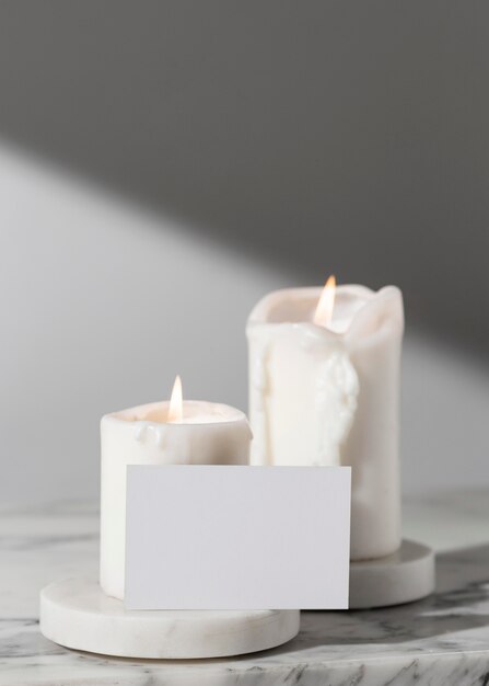 Vista frontal de velas del día de la epifanía y tarjeta en blanco