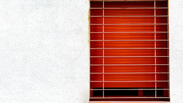 Vista frontal de la ventana del edificio de apartamentos con espacio de copia