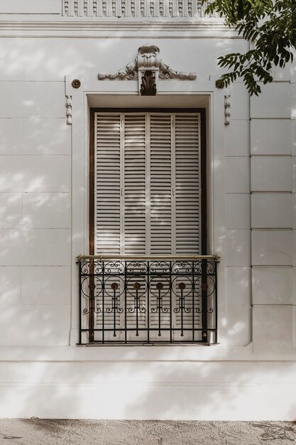 Vista frontal de la ventana del edificio de la ciudad