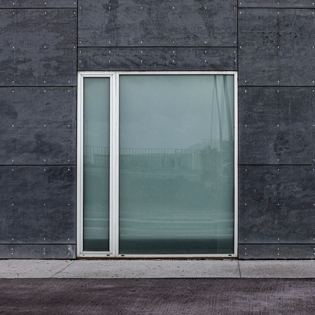 Foto gratuita vista frontal de la ventana de vidrio en un edificio de la ciudad