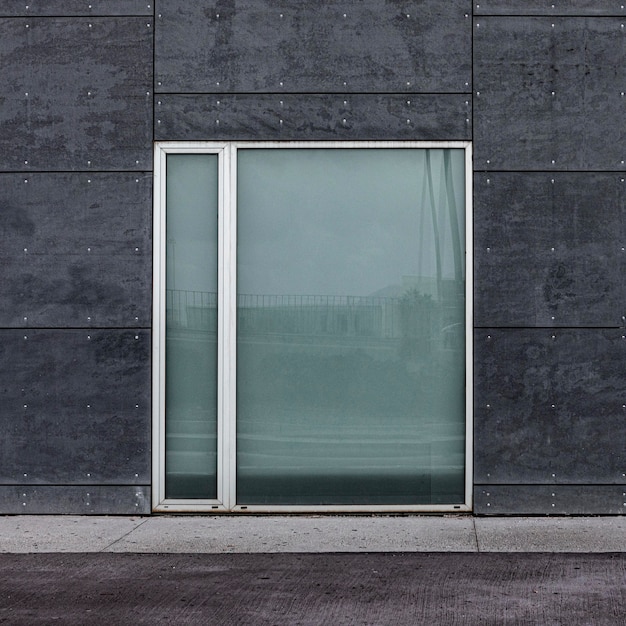 Vista frontal de la ventana de vidrio en un edificio de la ciudad