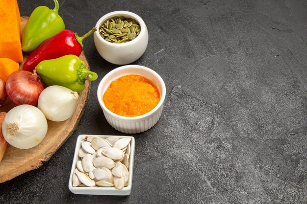 Vista frontal de verduras frescas con calabaza en rodajas sobre fondo gris ensalada madura de color fresco