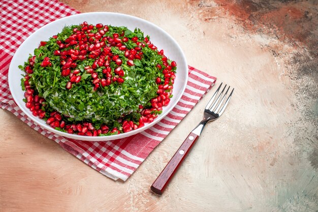 Vista frontal de verduras frescas con granadas peladas en la mesa de luz comida verde de frutas