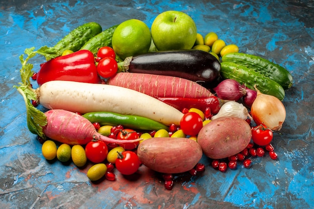 Vista frontal de verduras frescas con manzanas sobre fondo azul comida madura ensalada de comida