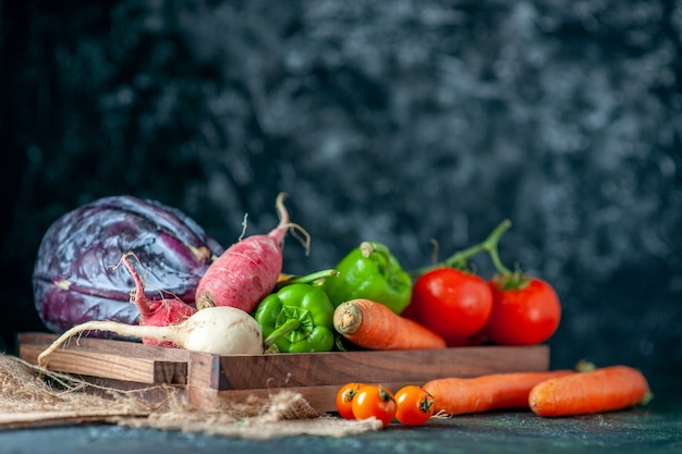Vista frontal de verduras frescas rábano tomates zanahorias y repollo en el fondo oscuro color de la salud vegetal comida ensalada planta de comida