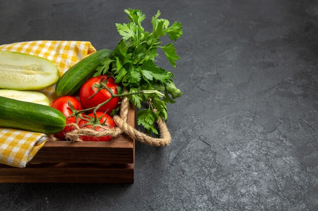 Vista frontal de verduras frescas tomates rojos pepinos y calabazas con verduras en el espacio gris