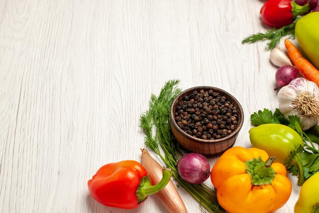 Vista frontal de verduras frescas con verduras en el escritorio blanco ensalada madura salud vegetal