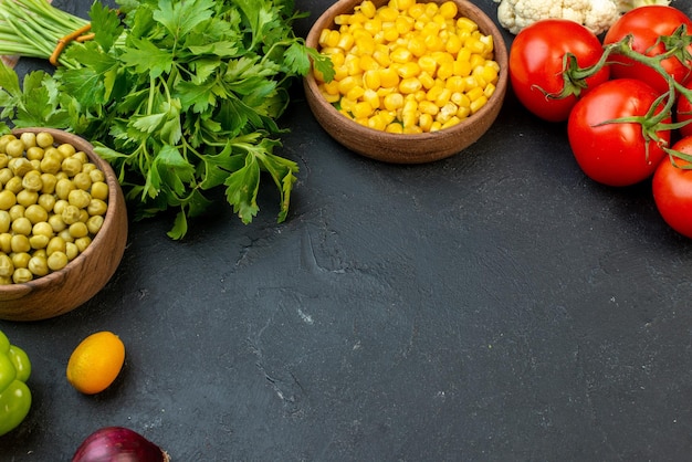 Foto gratuita vista frontal verduras frescas con verduras sobre fondo gris ensalada comida vegetal comida salud dieta color fresco frijol