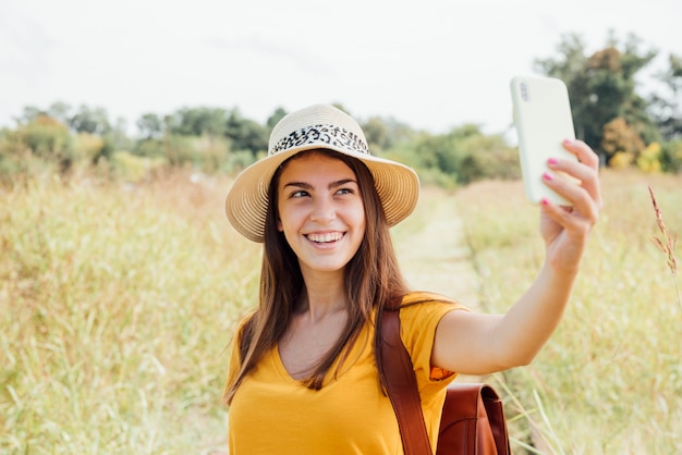 Vista frontal del viajero tomando una selfie