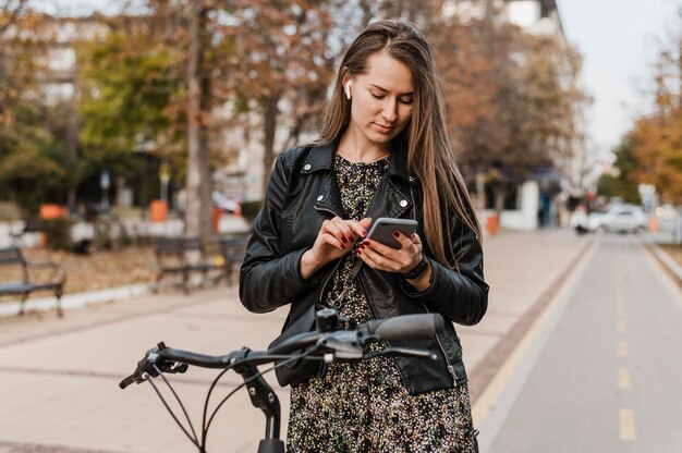 Vista frontal de la vida de la ciudad de bicicletas