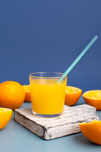 Vista frontal de vidrio de jugo de naranja sobre fondo de madera