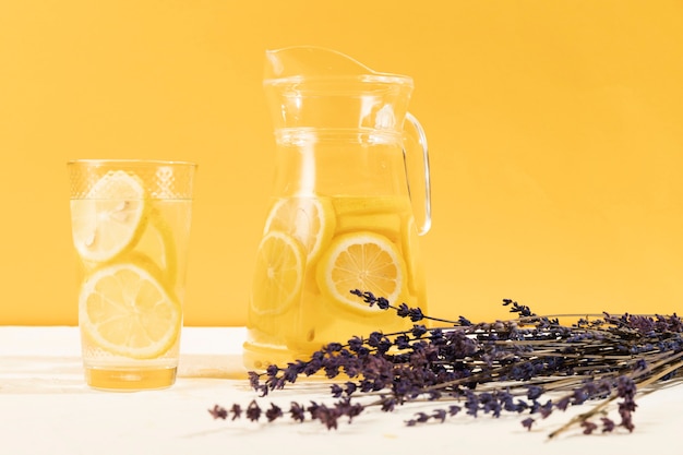 Vista frontal de vidrio con limonada y lavanda