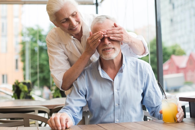 Foto gratuita vista frontal del viejo hombre siendo sorprendido