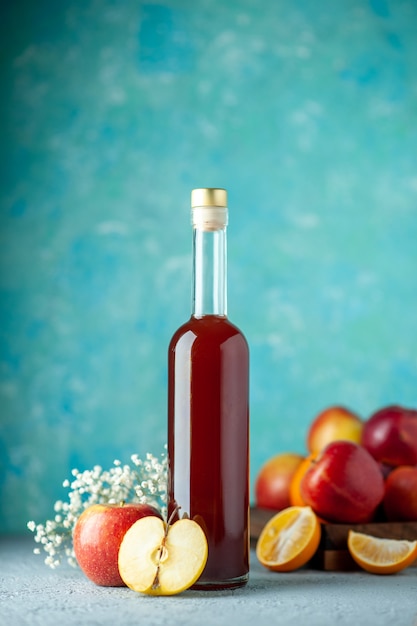Vista frontal de vinagre de manzana roja en la pared azul comida bebida fruta alcohol jugo de color amargo