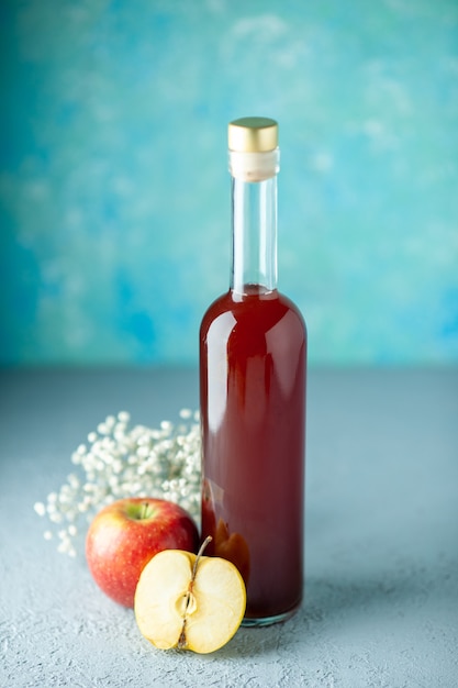 Foto gratuita vista frontal de vinagre de manzana roja en la pared azul comida bebida fruta roja alcohol vino jugo de color amargo