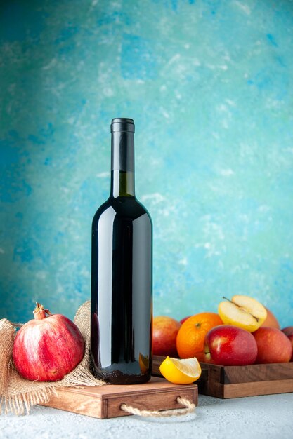 Vista frontal del vino de granada en la pared azul beber alcohol de frutas color amargo bar restaurante jugo vino