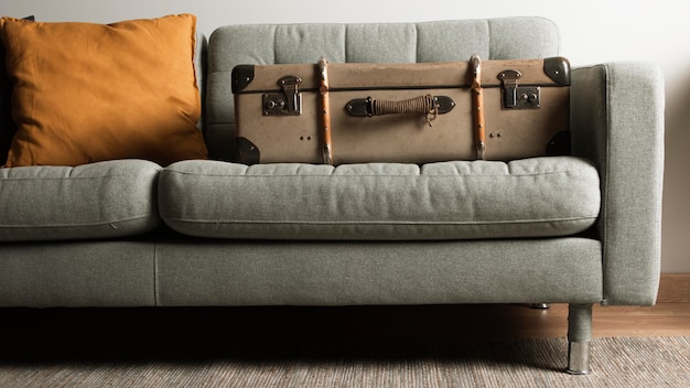 Vista frontal vintage maleta en sofá