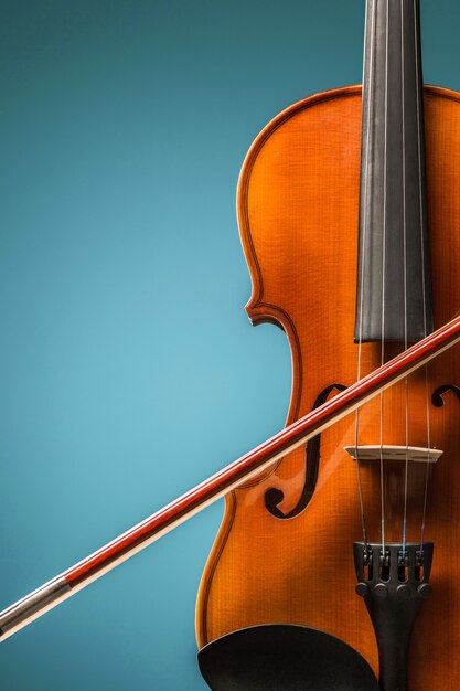 La vista frontal del violín en la pared azul