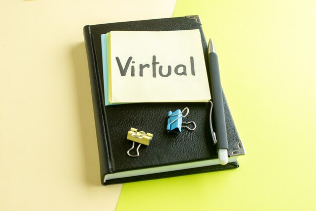 Vista frontal virtual nota escrita con bloc de notas negro y bolígrafo sobre la superficie verde, cuaderno, salario, color, colegio, escuela, oficina, negocios
